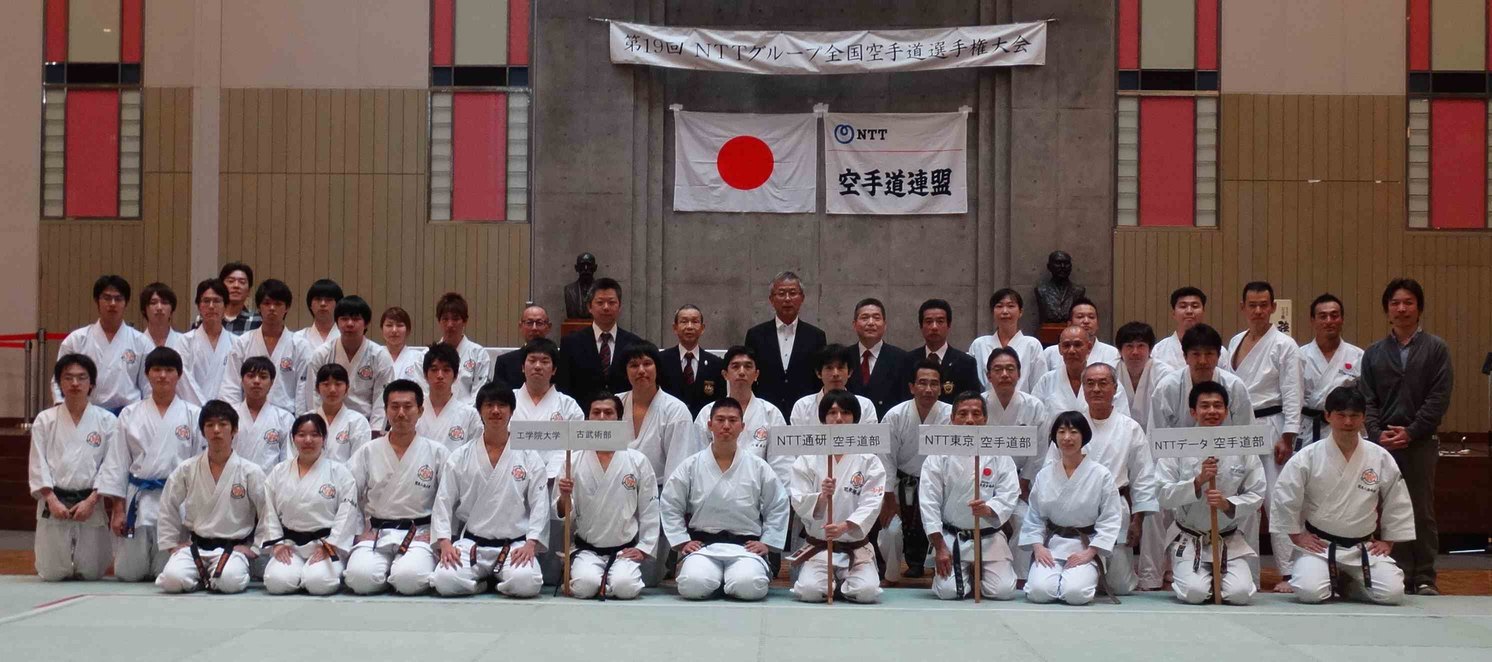 第19回大会集合写真　篠原会長と